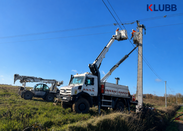 How should you prepare for work near power lines using an aerial work platform?