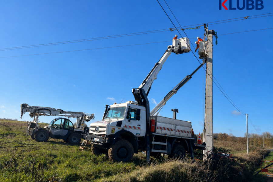 How should you prepare for work near power lines using an aerial work platform?