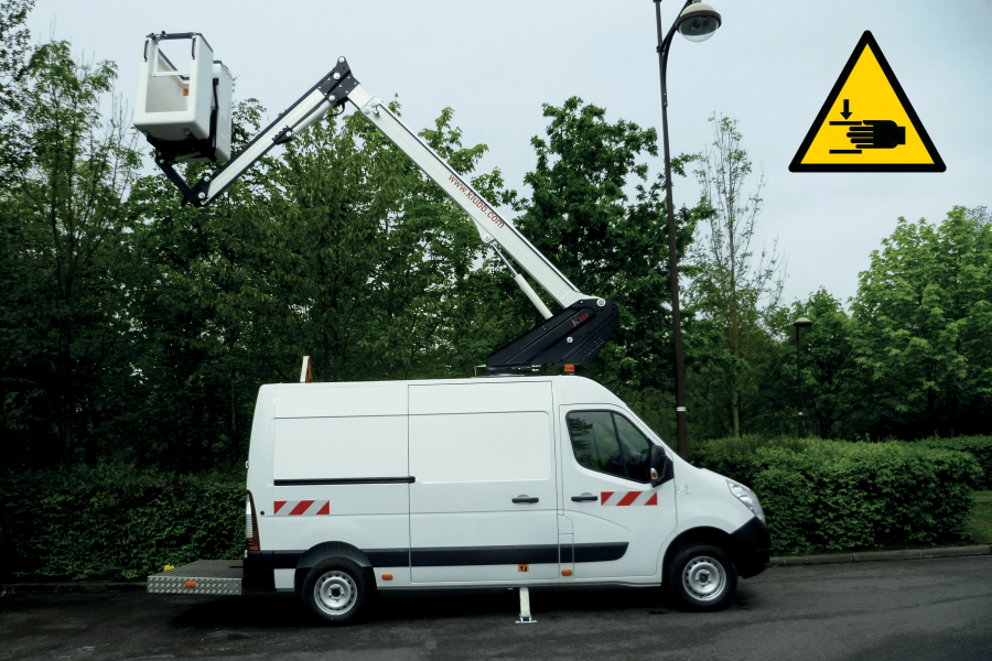 HOW TO REDUCE THE RISK OF CRUSHING WHILE USING AN AERIAL WORK PLATFORM?