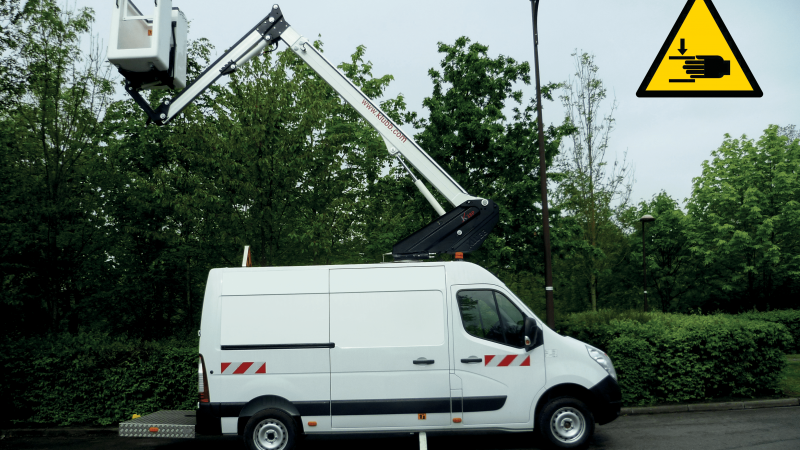 HOW TO REDUCE THE RISK OF CRUSHING WHILE USING AN AERIAL WORK PLATFORM?