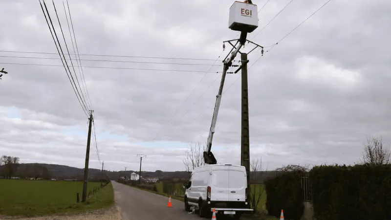 What are the 5 key advantages of KLUBB insulated aerial platforms?