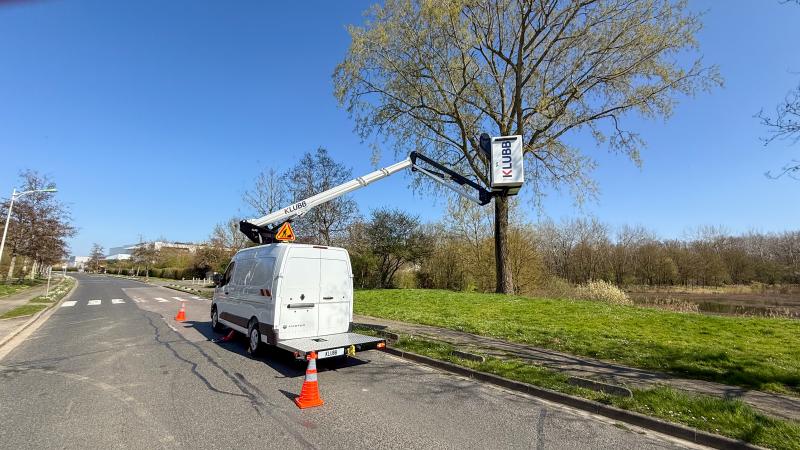 How should the exclusion zone for a MEWP be established?