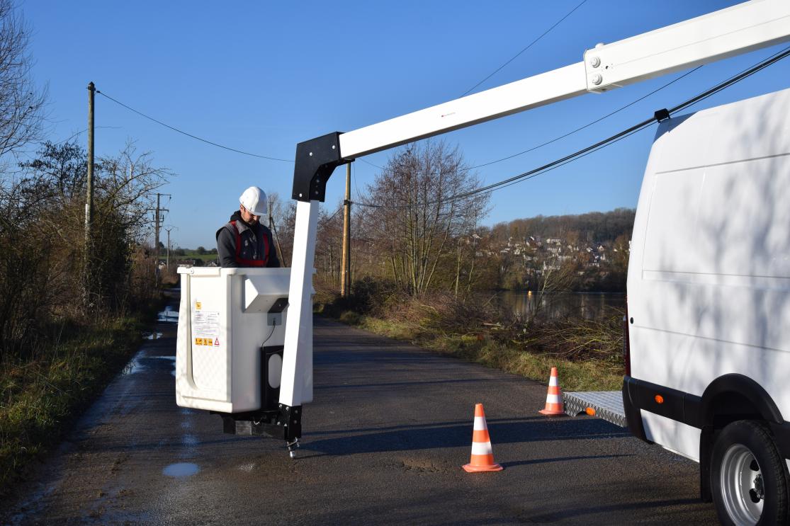12,70m insulated aerial platform on ford transit l2h2 e13